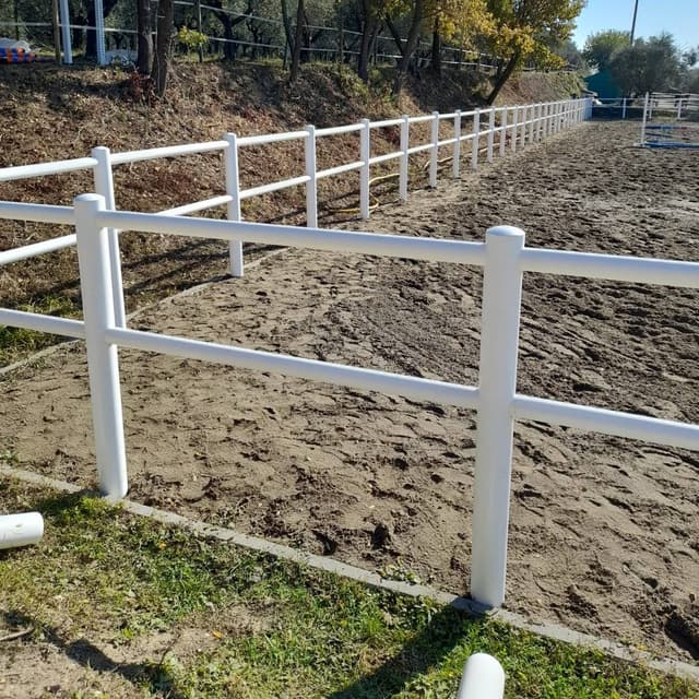 2-rail horse fence