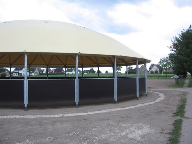 Covered lunge pen, 22 panels, 18.3