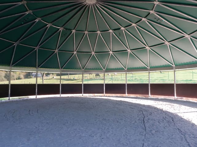 Internal covered lunge pen